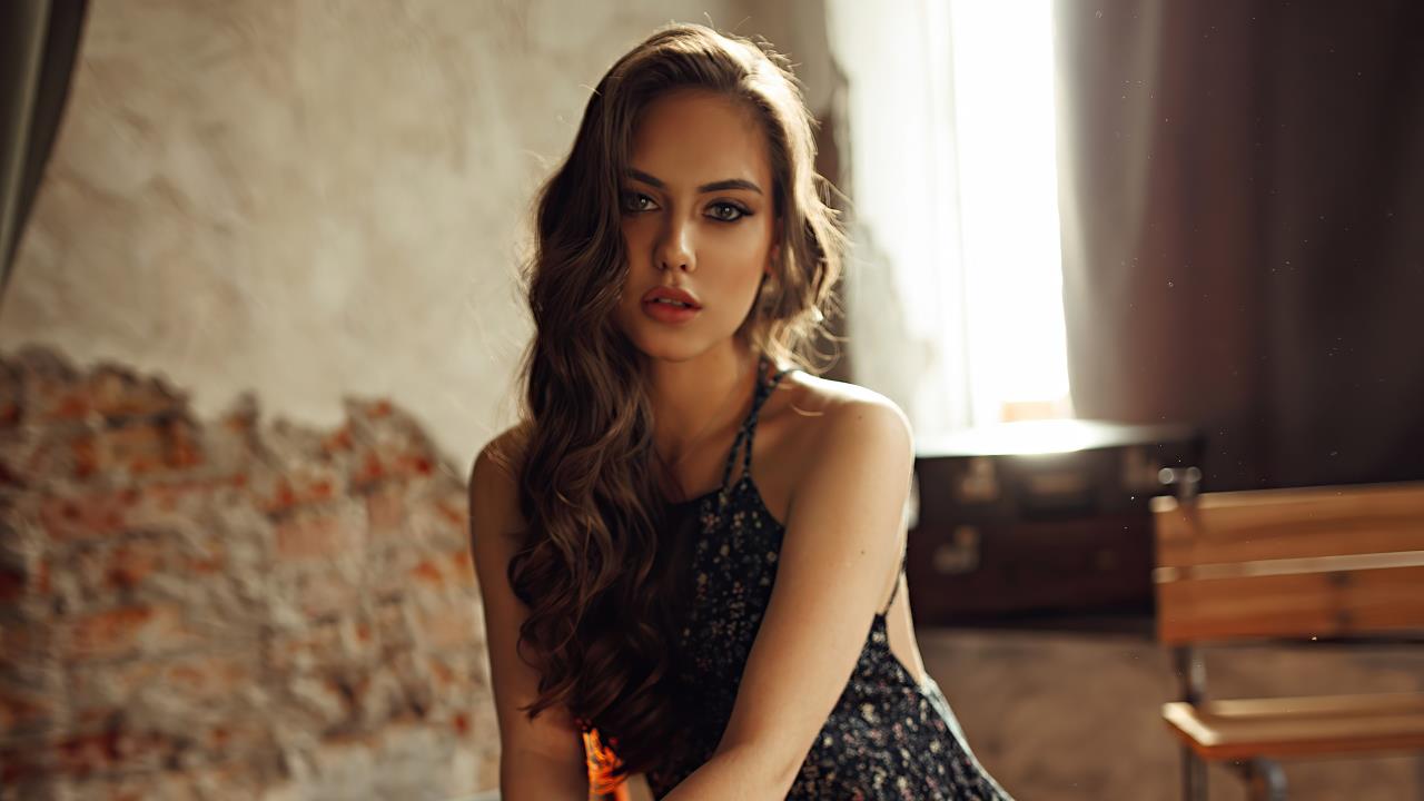 爸爸緩慢有力送女兒的句子:  時間凝固的瞬間，父愛的力量。