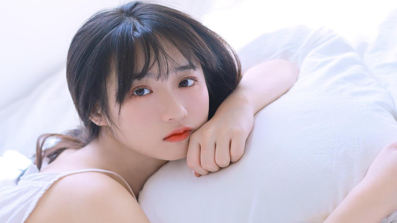 白若冰:  打破常規(guī)的藝術(shù)風(fēng)格